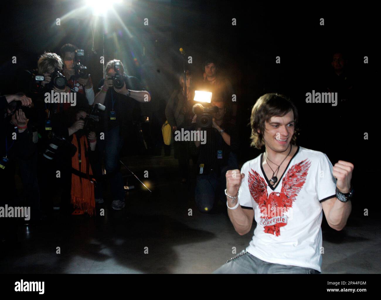 Candidate Thomas Godoj reacts after winning the final TV-Show 'Star search' (Deutschland such den Superstar) in Cologne, Germany, on Saturday evening, May 17, 2008. (AP Photo/Frank Augstein) ** Eds note: German spelling of Cologne is Koeln ** Stockfoto