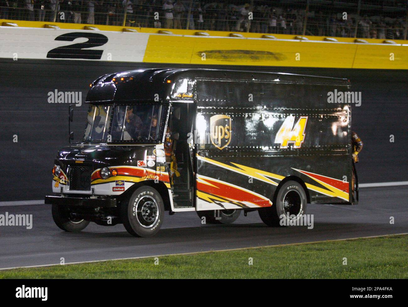 Dale Jarrett drive a UPS truck around the track prior to the NASCAR Sprint All-Star Race at Lowe's Motor Speedway in Concord, N.C., Saturday, May 17, 2008. Jarrett retired after the race. (AP Photo/Rick Havner) Stockfoto