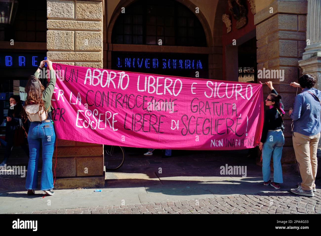 Padua, Italien. 11. März 2023. Das feministische Präsidium Non Una di Meno (eng. Nicht eine Frau weniger) demonstriert vor der Stadt und halluziniert das Recht auf freie und sichere Abtreibung für diejenigen, die das Gesetz 194 abschaffen wollen, das dieses Recht garantiert. Gleichzeitig demonstriert eine kleine Gruppe von Menschen gegen Abtreibung vor der Basilika von Sant'Antonio. Die gepanzerte Stadt und zahlreiche Polizisten und Carabinieri sind beschäftigt, um zu verhindern, dass die beiden Demonstrationen in Kontakt kommen. Feministische Gruppe. Credits : Ferdinando Piezzi / Alamy Live News Stockfoto