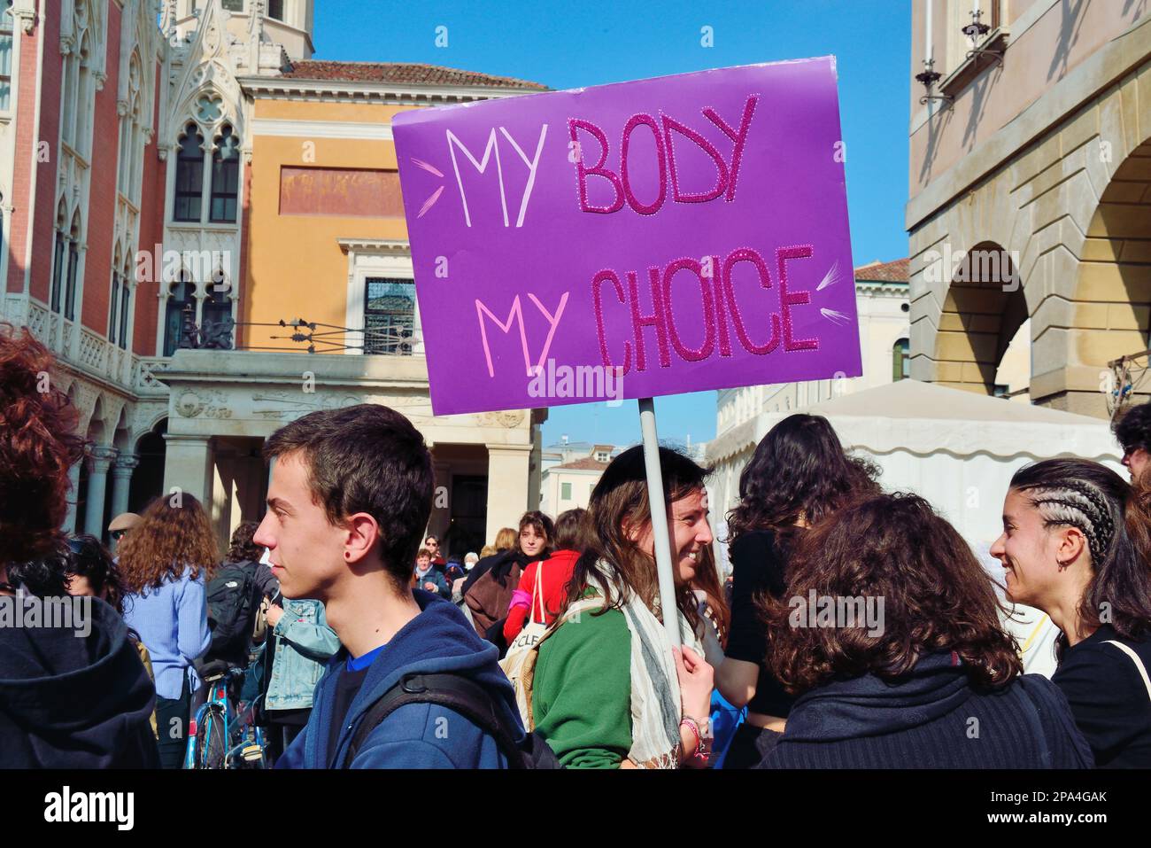 Padua, Italien. 11. März 2023. Das feministische Präsidium Non Una di Meno (eng. Nicht eine Frau weniger) demonstriert vor der Stadt und halluziniert das Recht auf freie und sichere Abtreibung für diejenigen, die das Gesetz 194 abschaffen wollen, das dieses Recht garantiert. Gleichzeitig demonstriert eine kleine Gruppe von Menschen gegen Abtreibung vor der Basilika von Sant'Antonio. Die gepanzerte Stadt und zahlreiche Polizisten und Carabinieri sind beschäftigt, um zu verhindern, dass die beiden Demonstrationen in Kontakt kommen. Feministische Gruppe. Credits : Ferdinando Piezzi / Alamy Live News Stockfoto