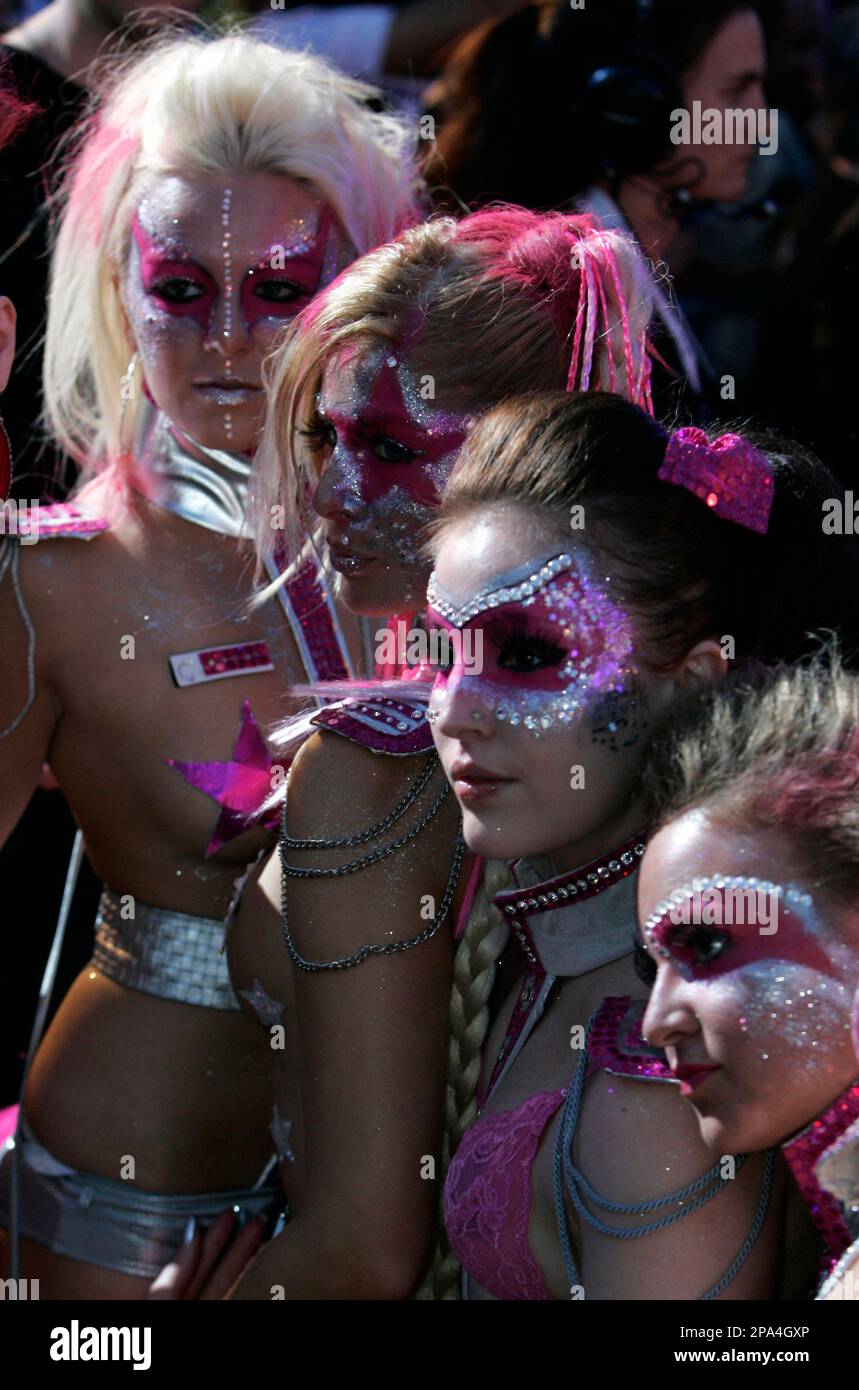 Guests in fancy costumes arrive for the 16th annual Life Ball in front of Vienna's city hall, on Saturday, May 17, 2008. The Life Ball is a charity gala where organizers raise money for people living with HIV and AIDS. (AP Photo/Lilli Strauss) Stockfoto