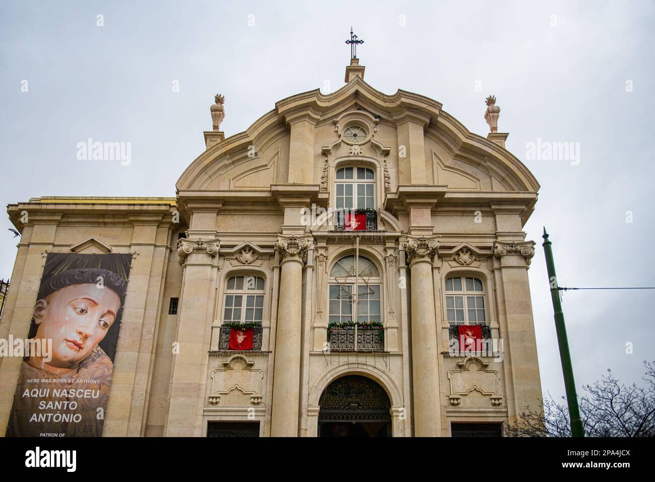 Fassade an einem bewölkten Tag. Das katholische religiöse Gebäude ist ein berühmter Ort und eine Touristenattraktion. Die Kirche des Heiligen Antonius von Lissabon, Portugal Stockfoto