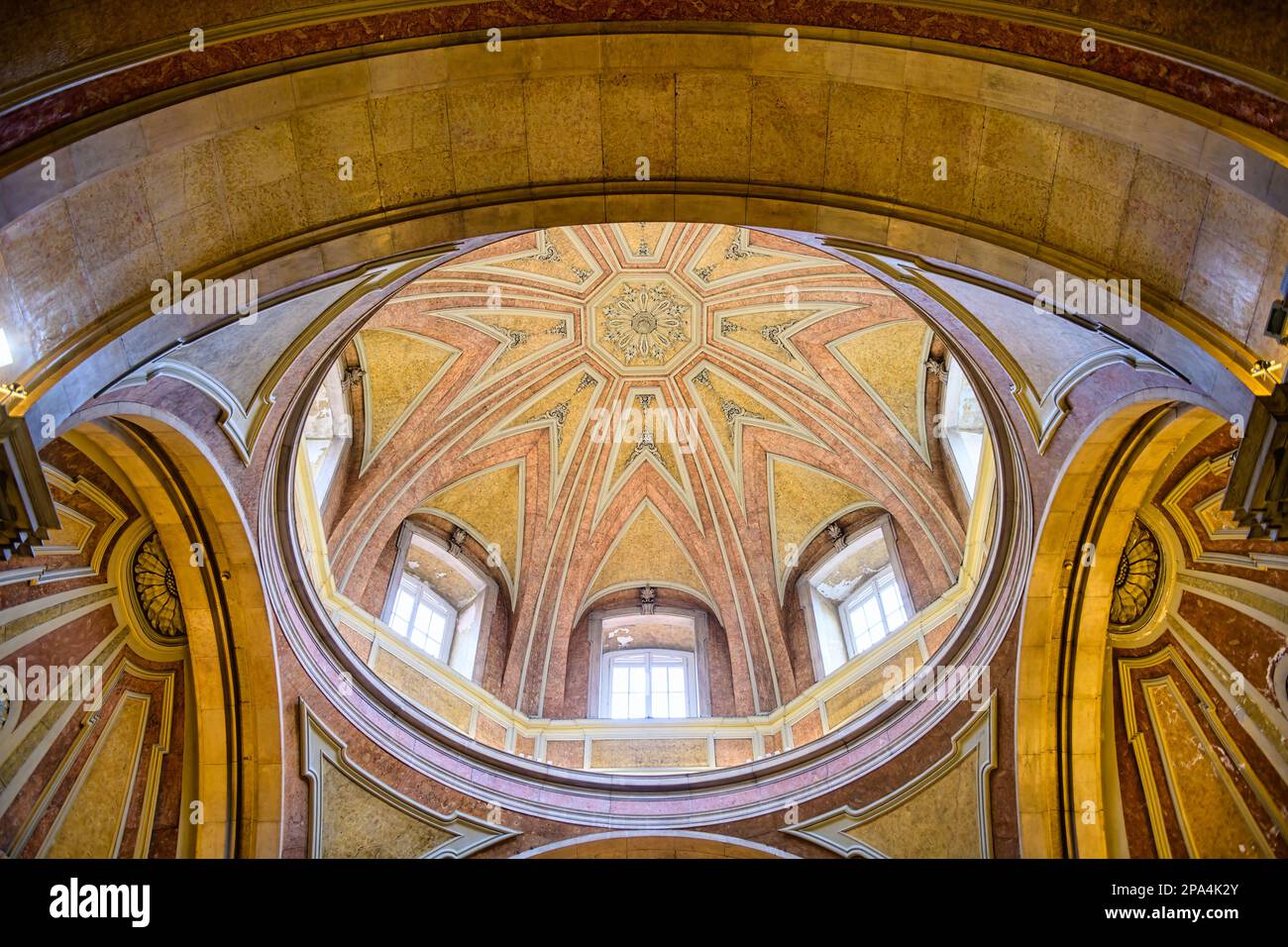 Fenster in der Kuppel. Die Innendecke der Kuppel ist mit wunderschönen Farben und Formen dekoriert. Die Kirche des Heiligen Antonius von Lissabon, Portugal Stockfoto