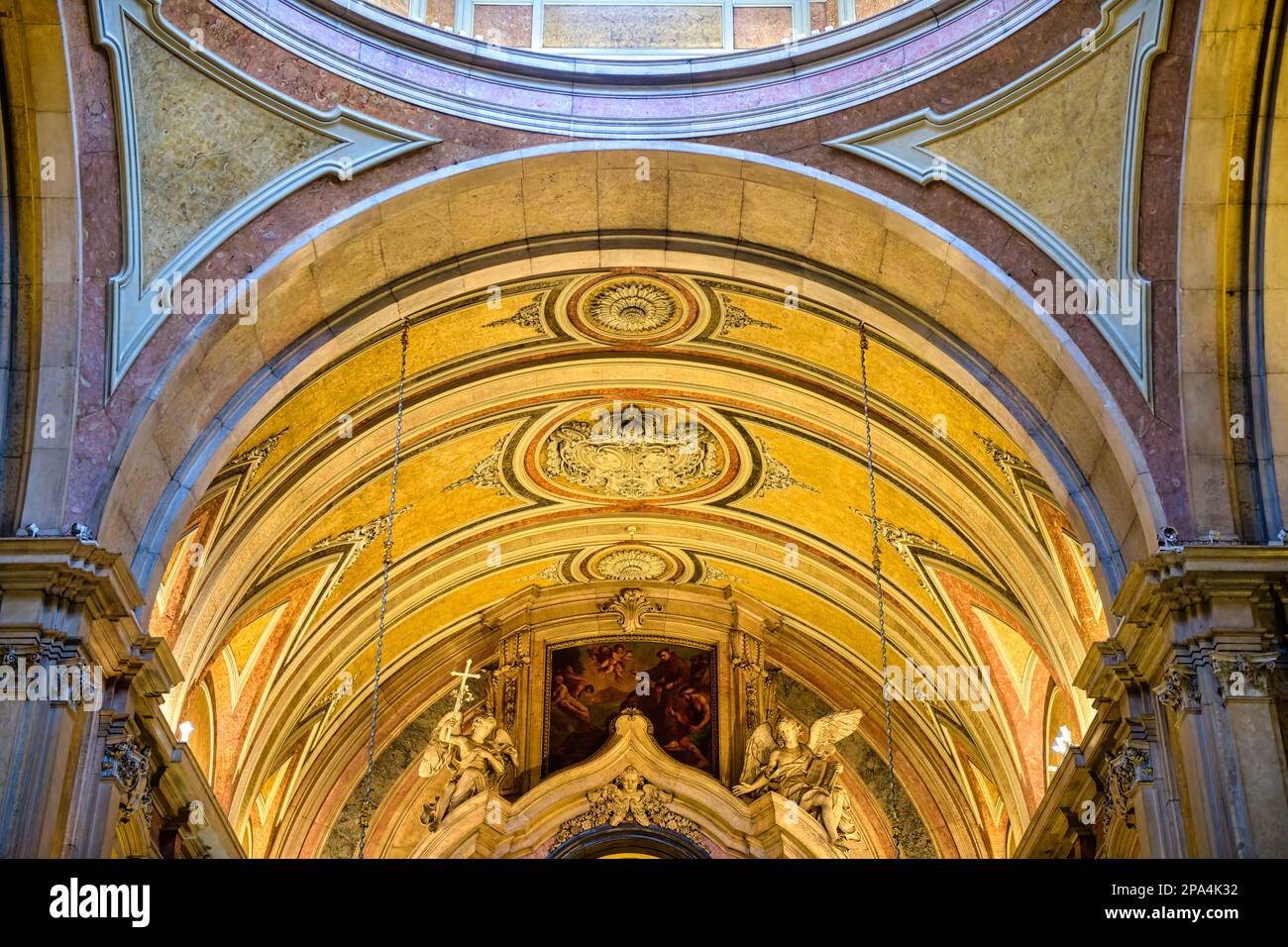 Nahaufnahme der Bögen in der Decke des katholischen Tempels. Kirche des Heiligen Antonius von Lissabon, Portugal Stockfoto
