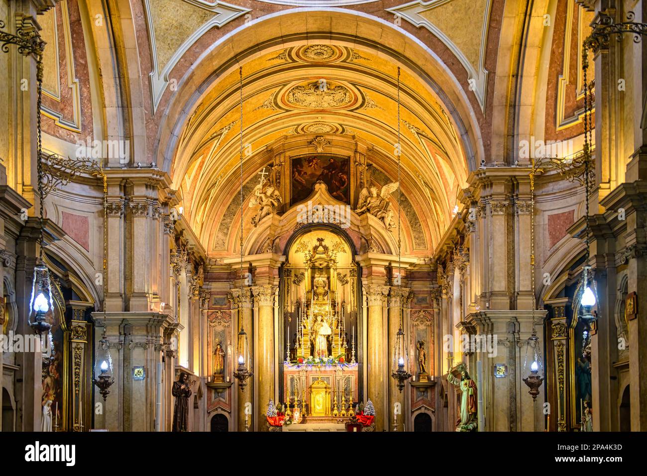 Das Innere zeigt den Altar, die Bögen und die Decke des berühmten katholischen Gebäudes. Die Kirche des Heiligen Antonius von Lissabon, Portugal Stockfoto