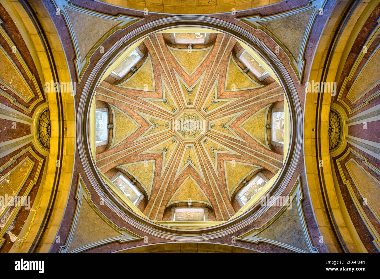 Symmetrische Betrachtung der Kuppel. Die Decke ist mit wunderschönen Farben und Formen dekoriert. Die Kirche des Heiligen Antonius von Lissabon, Portugal Stockfoto