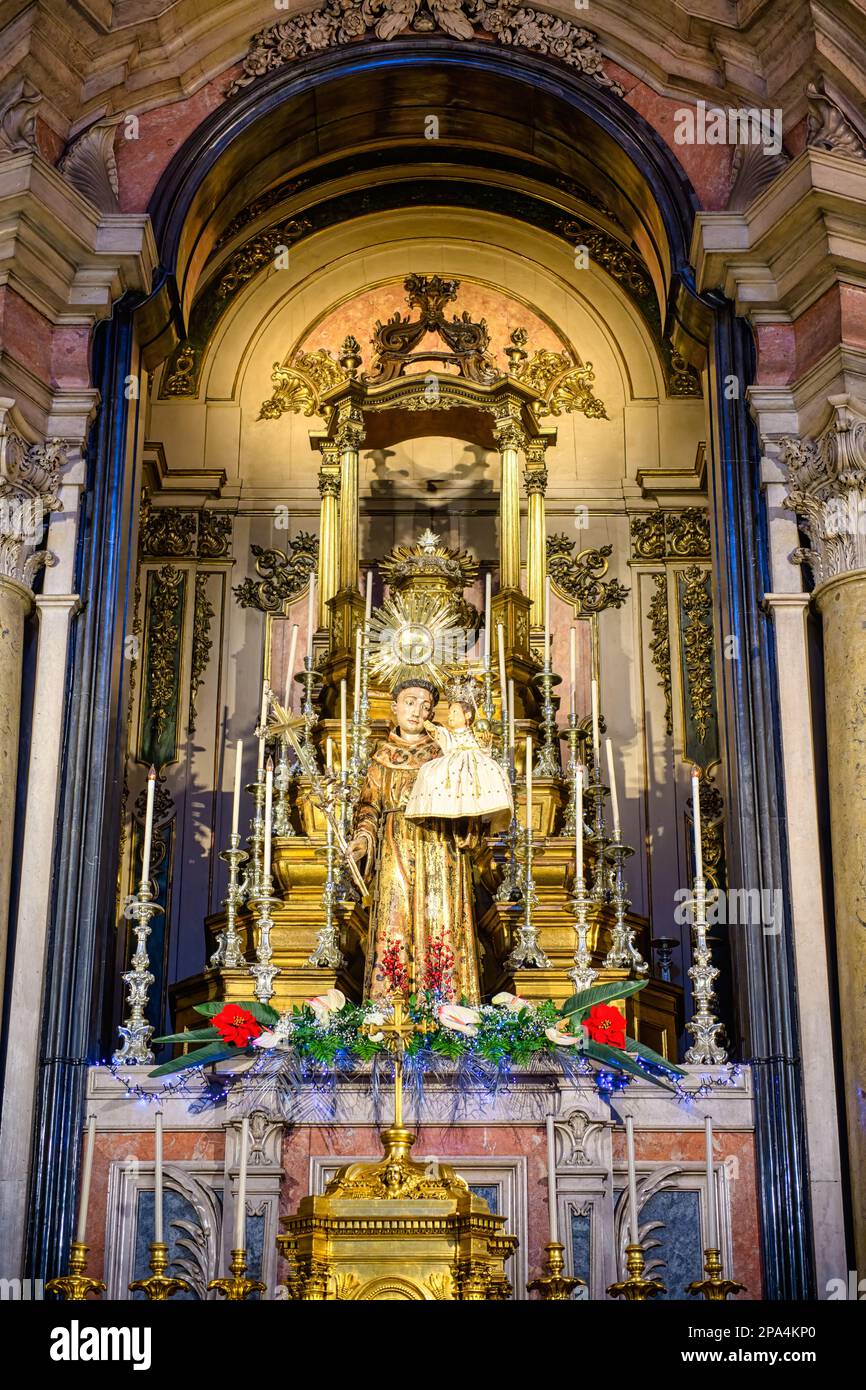 Der Altar im Inneren des katholischen Tempels. Die Kirche des Heiligen Antonius von Lissabon, Portugal Stockfoto
