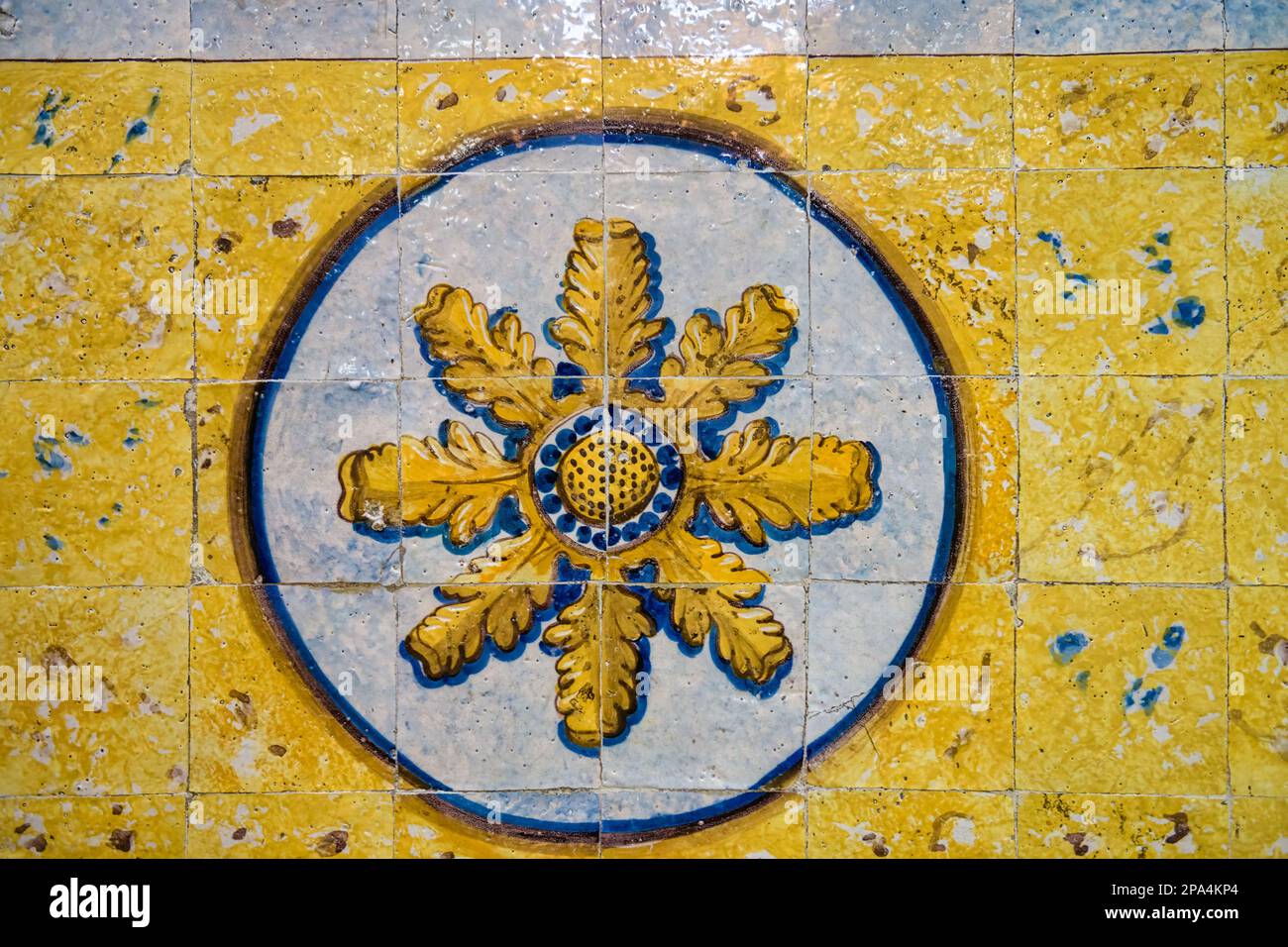 Antike Keramikfliesen in der Wand des katholischen Tempels und Touristenattraktion. Kirche des Heiligen Antonius von Lissabon, Portugal Stockfoto