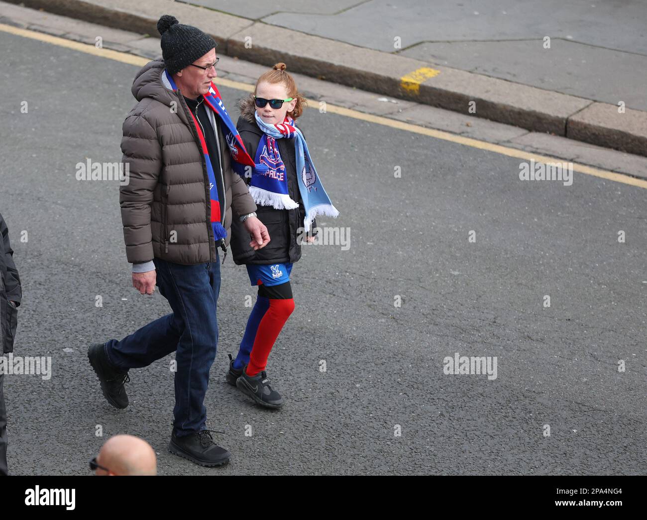 London, Großbritannien. 11. März 2023. Die Fans des Crystal Palace gehen vor dem Spiel der Premier League im Selhurst Park, London, in Richtung Stadion. Das Bild sollte lauten: Paul Terry/Sportimage Credit: Sportimage/Alamy Live News Stockfoto