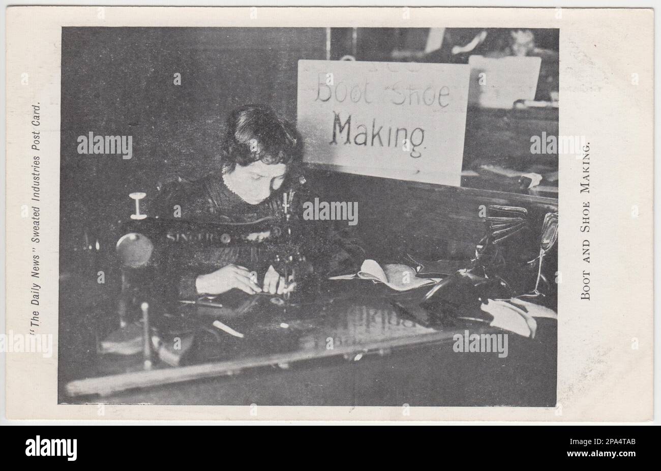 Stiefel- und Schuhherstellung: Frau, die an einer Singer-Nähmaschine sitzt, Stiefel herstellt, 1906. Dies ist eines von mehreren Bildern von Heimarbeitern, die als Postkarten von "The Daily News" veröffentlicht wurden, um die ausbeuterischen "Sweed Trades" im Jahr 1906 im Rahmen der Kampagne der Zeitung für die Einführung eines Mindestlohns hervorzuheben. Dieses Foto wurde auf der Ausstellung „Sweated Industries“ der Zeitung in Queen's Hall, London, aufgenommen, in der auch Niedriglohnarbeiter als „Ausstellungen“ aufgeführt waren. Stockfoto