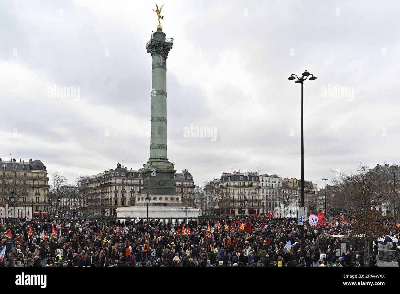 Julien Mattia / Le Pictorium - Demonstration gegen die Rentenreform in Paris - 11/03/2023 - Frankreich / Paris / Paris - Demonstration gegen die Rentenreform. Zehntausende von Menschen haben sich in Paris versammelt, um gegen das von der Regierung initiierte Rentenreformprojekt zu demonstrieren. Kredit: LE PICTORIUM/Alamy Live News Stockfoto