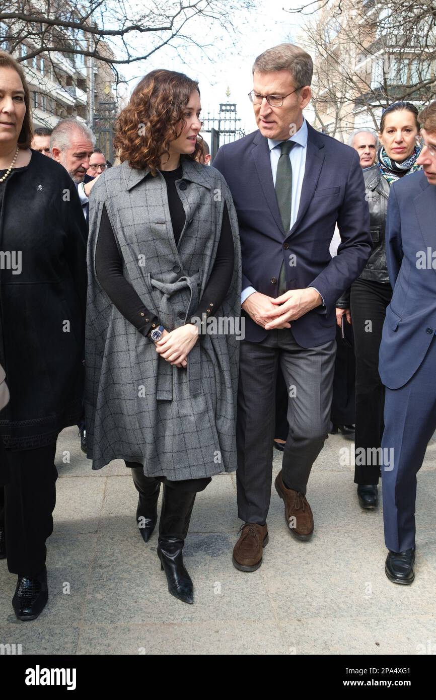 Madrid, Spanien. 11. März 2023. Die Präsidentin der Gemeinschaft Madrid, Isabel Díaz Ayuso, und der Präsident der Volkspartei, Alberto Núñez Feijóo, nehmen an der Zeremonie zum Gedenken an die Opfer des Terrorismus im Wald der Erinnerung im El Retiro Park in Madrid Teil. Die von der AVT organisierte Veranstaltung findet jedes Jahr anlässlich des Europäischen Tages der Opfer des Terrorismus statt, wobei insbesondere an die Anschläge vom 11. März 2004 in Madrid erinnert wird. An diesem Tag fand der größte dschihadistische Angriff in Europa statt, bei dem 193 Menschen ums Leben kamen. Kredit: SOPA Images Limited/Alamy Live News Stockfoto