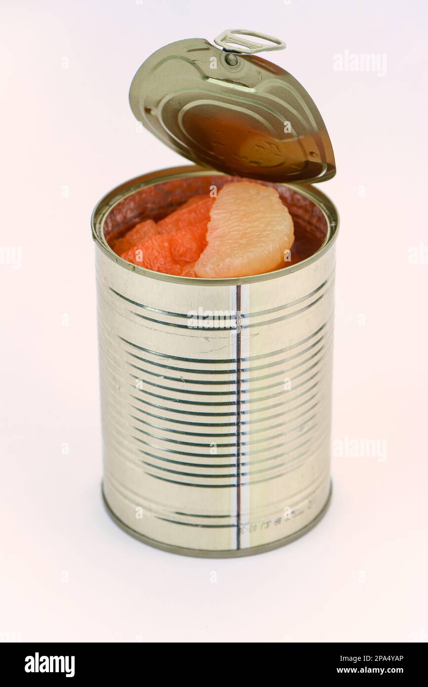Eine Dose mit gemischten Grapefruit-Segmenten in einer nicht verpackten Dose auf weißem Hintergrund. Stockfoto