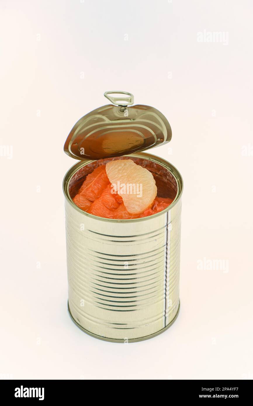 Eine Dose mit gemischten Grapefruit-Segmenten in einer nicht verpackten Dose auf weißem Hintergrund. Stockfoto