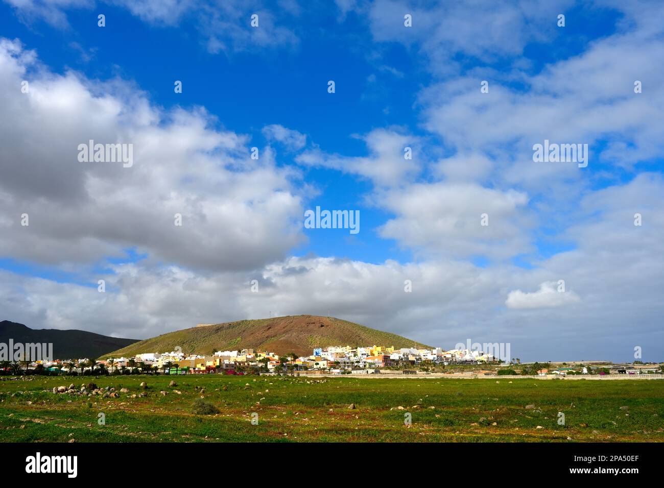 Dorf Carrizal auf der Küstenebene von Gran Canaria mit dem kleinen Hügel von Marfu dahinter, Las Palmas, Spanien Stockfoto