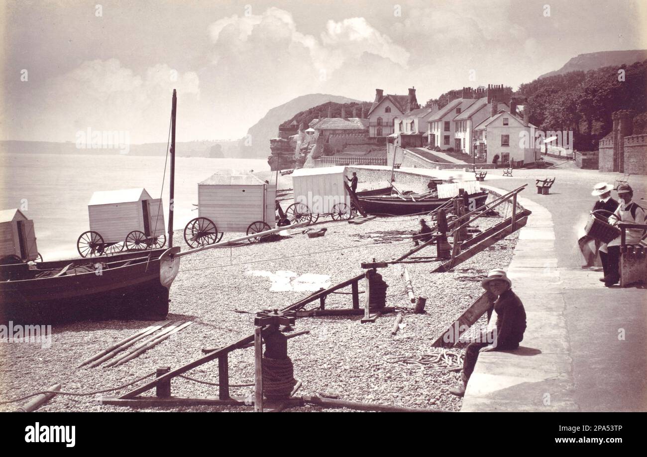 Francis Bedford - Sidmouth, westlich der Esplanade - 1870 - Promenade mit Badehütten und Fischereifahrzeugen. Stockfoto