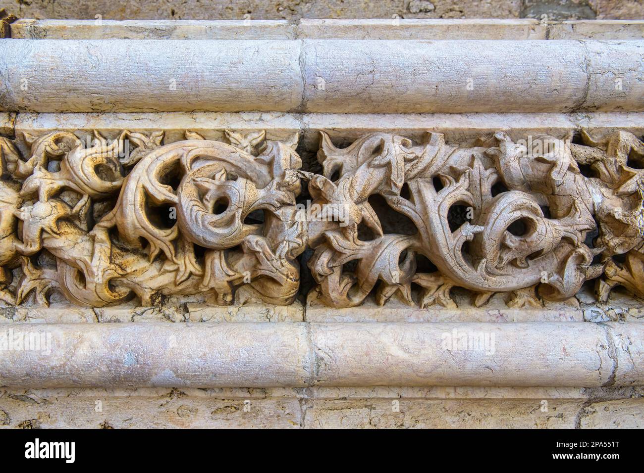 Komplexität einer Steindekoration in der Fassade der katholischen Tempelkirche der Heiligen Maria Magdalena, Lissabon, Portugal Stockfoto