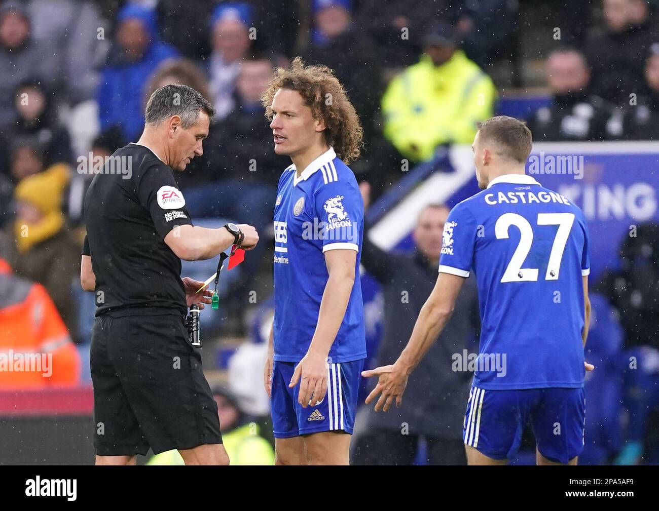 Schiedsrichter Andre Marriner zeigt den Wout Faes von Leicester City während des Premier League-Spiels im King Power Stadium in Leicester eine rote Karte. Foto: Samstag, 11. März 2023. Stockfoto