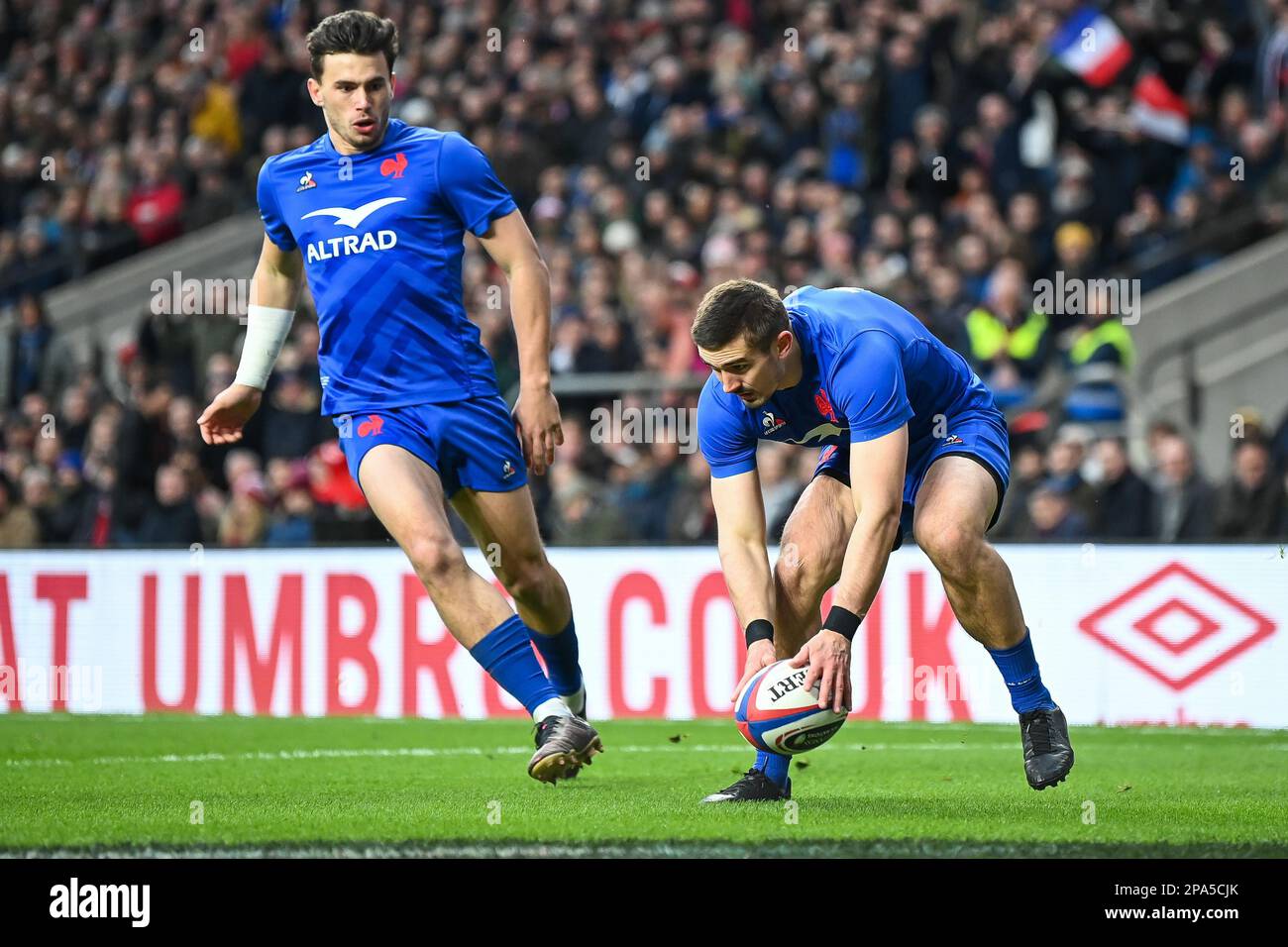 Thomas Ramos aus Frankreich versucht es beim Guinness 6 Nations Match England gegen Frankreich 2023 im Twickenham Stadium, Twickenham, Großbritannien, 11. März 2023 (Foto: Craig Thomas/News Images) Stockfoto