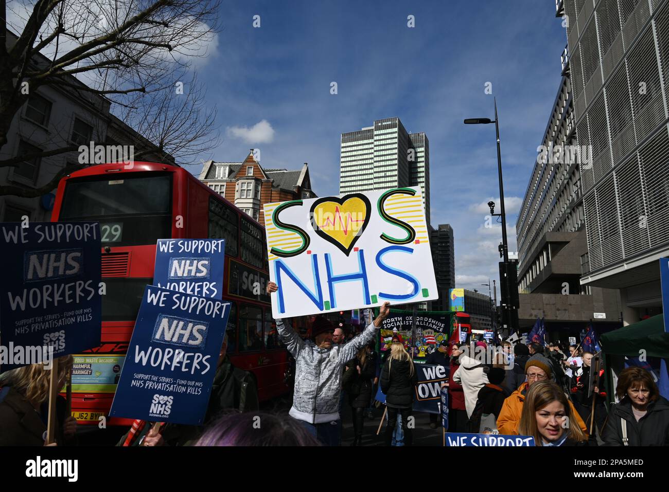 Die Regierung gibt schnell allen die Schuld an der NHS-Krise, außer sich selbst. Gesundheitsminister Steve Barclay sagte bereits erschöpften NHS-Mitarbeitern, noch härter zu arbeiten, wenn sie eine Gehaltserhöhung wollen! Aber es ist die Regierung, die härter arbeiten sollte, um eine Krise zu lösen, die durch 13 Jahre Misswirtschaft verursacht wurde. Wir sind dabei, dass das gesamte NHS-Personal Streikmaßnahmen ergreift, um den Dienst vor weiteren Schäden zu schützen. Die Mitarbeiter sind das Herzstück des NHS; sie waren die Frontlinie während der Pandemie und sie sind die Frontlinie im Kampf, unseren NHS jetzt zu retten. Wir erinnern uns, als unser NHS das beste Gesundheitssystem der Welt war Stockfoto