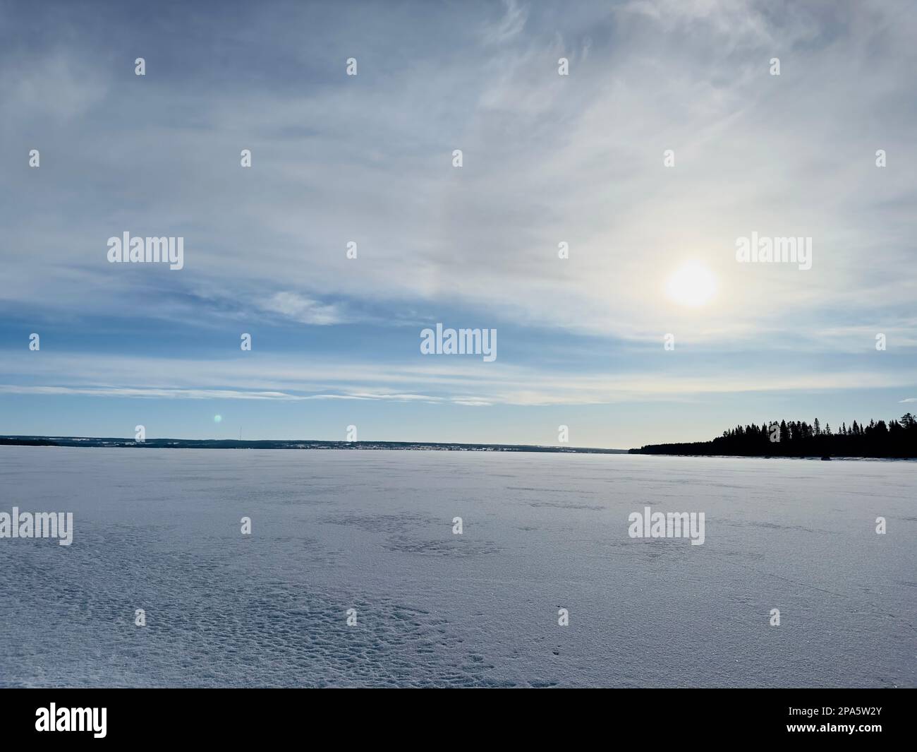 Winterlandschaft des gefrorenen Sees in Nordschweden Stockfoto