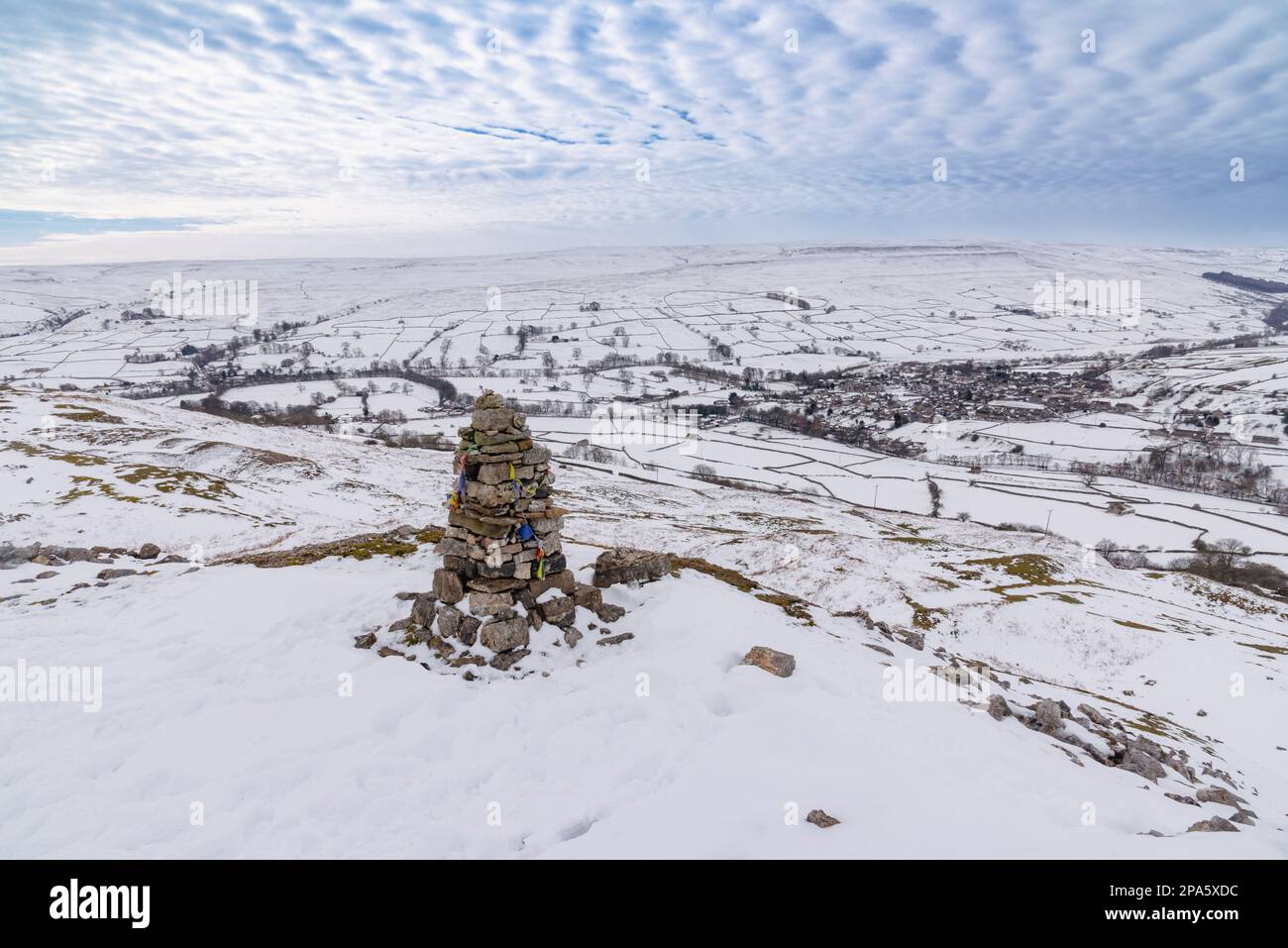Cairn in Fremington in den Yorkshire Dales im Schnee Stockfoto