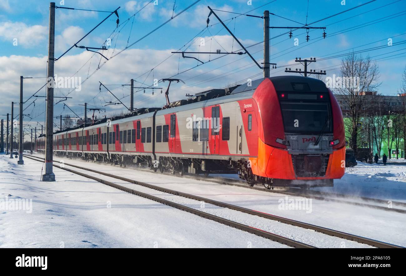 Pendlerzug im Winter, Personenverkehr Stockfoto