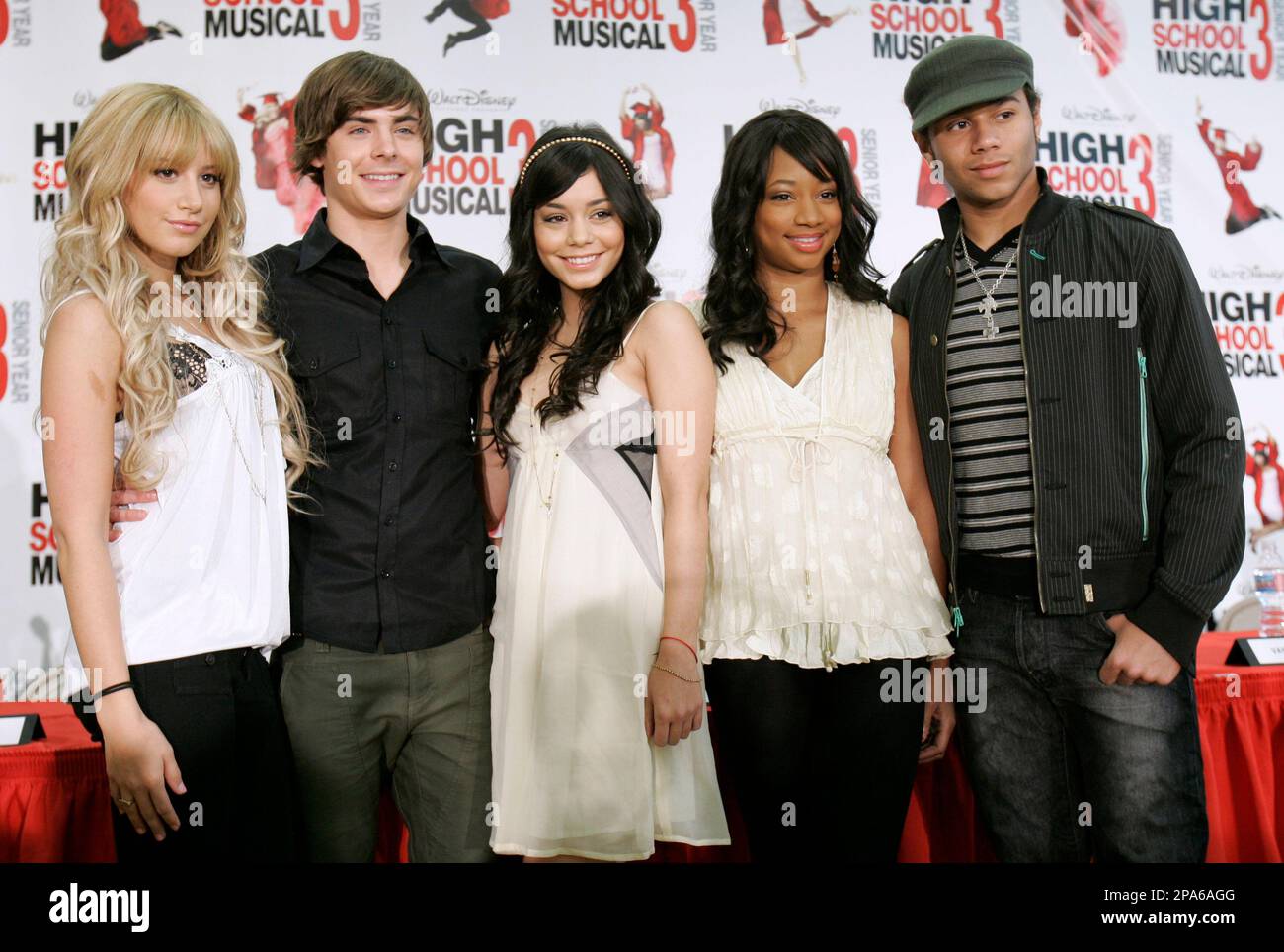 Cast members, from left, Ashley Tisdale, Zac Efron, Vanessa Hudgens, Monique Coleman and Corbin Bleu pose for pictures after a news conference for the new movie "High School Musical 3" on Friday, May 2, 2008, at East High School in Salt Lake City. The Disney production starts filming Saturday. (AP Photo/Douglas C. Pizac) Stockfoto