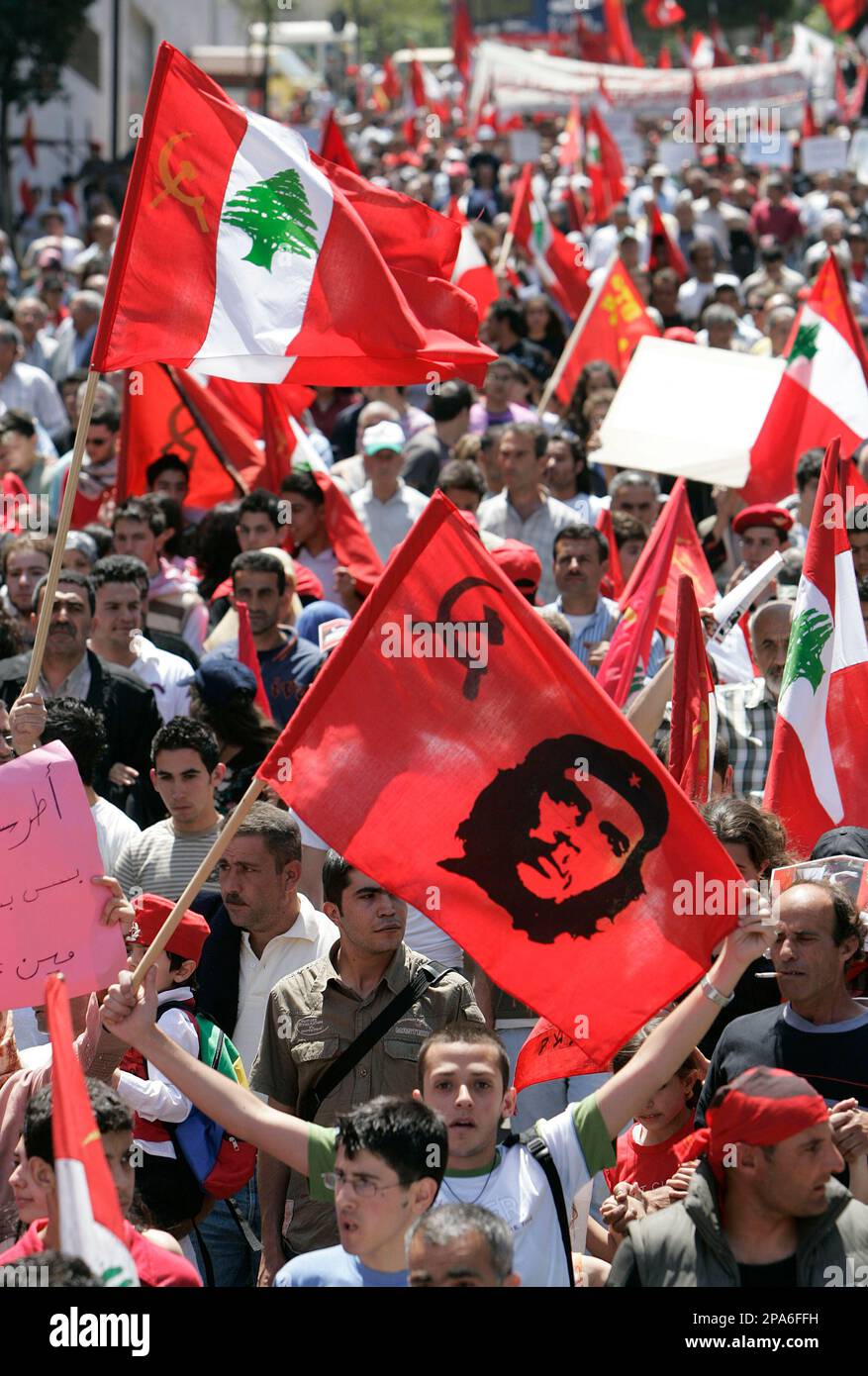 Supporters of the Lebanese Communist party, wave by Lebanese flags printed with the iconic image of Che Guevara and the Communism symbol, during a demonstration to mark Labor Day in Beirut, Lebanon, Thursday May 1, 2008. More than 2,500 members of the Lebanese Communist party marched in Beirut Streets to mark the May Day, using the occasion to protest the worsening economic conditions in the country.(AP Photo/Hussein Malla) Stockfoto