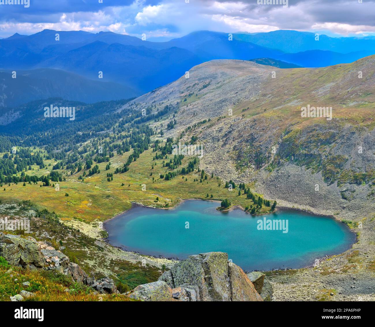 Der Manas-See liegt am Fuße des Mount Kabarga, des Altai-Gebirges, Russlands. Schwer zu erreichender alpiner See mit Wellen auf reinem türkisfarbenem Wasser, umgeben Stockfoto