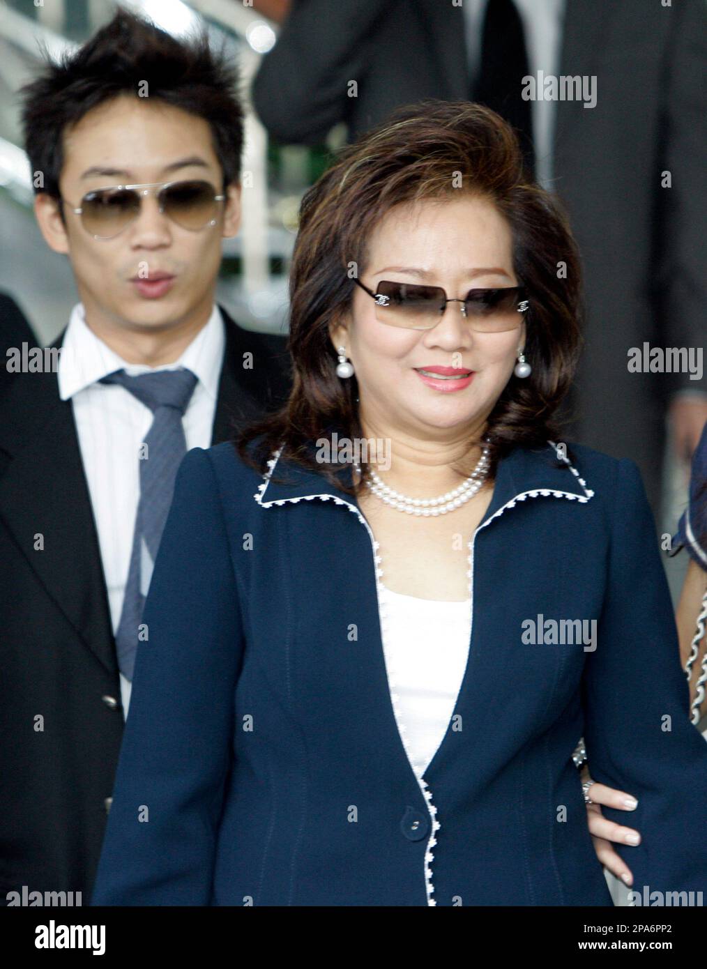 Pojaman Shinawatra, right, wife of deposed Thai Prime Minister Thaksin Shinawatra, and her son Phantongtae leave the Supreme Court to hear corruption charges in Bangkok, Thailand Tuesday, April 29, 2008. (AP Photo/Sakchai Lalit) Stockfoto