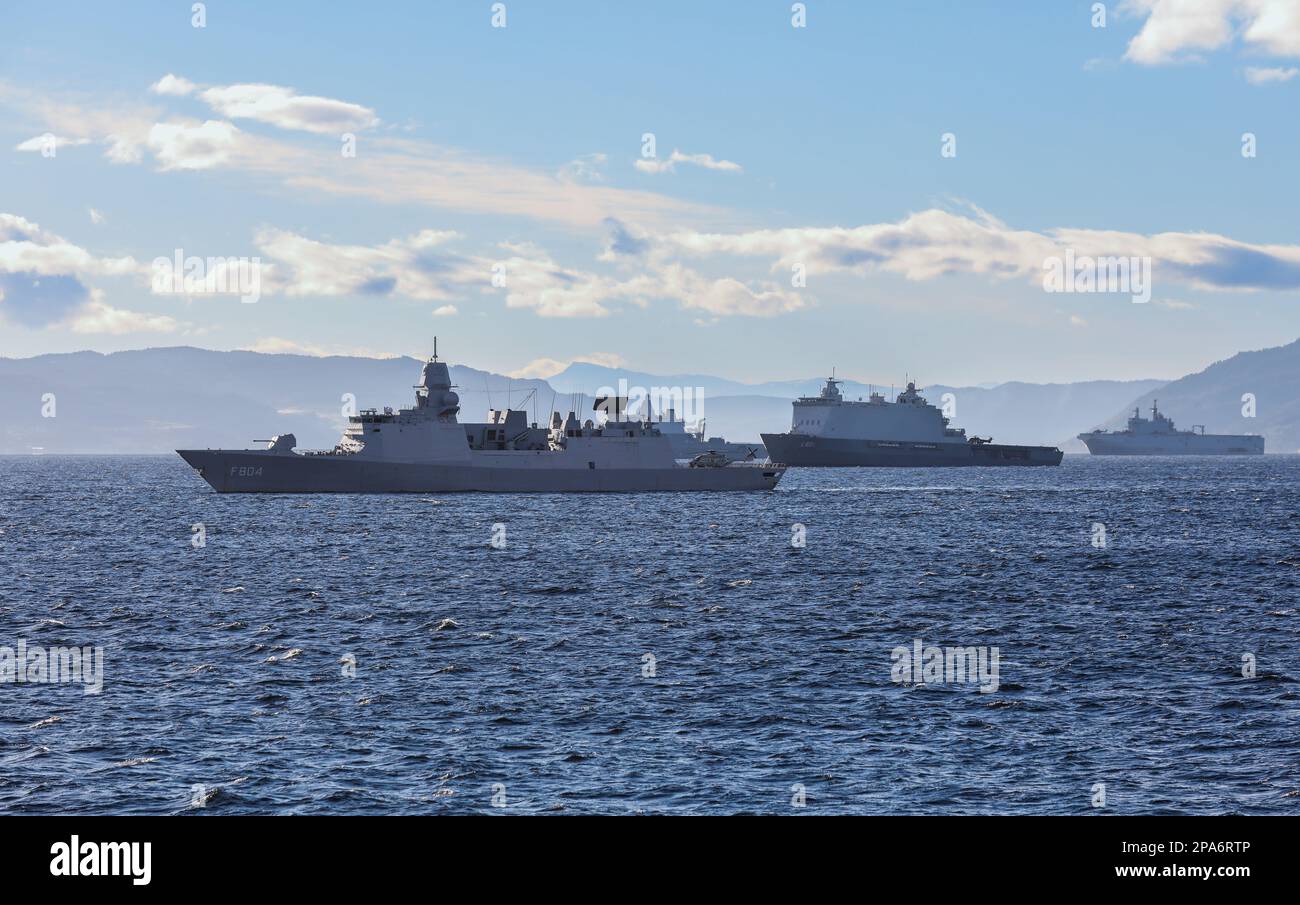 Die holländische Fregatte HNLMS De Ruyter mit dem amphipösen Sturmschiff HNLMS Johan De Witt und dem französischen amphibischen Sturmschiff FS Dixmude Stockfoto