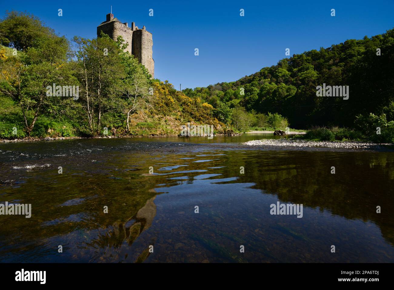 Neidpath Castle oberhalb des Flusses Tweed bei Peebles in der schottischen Grenze Stockfoto