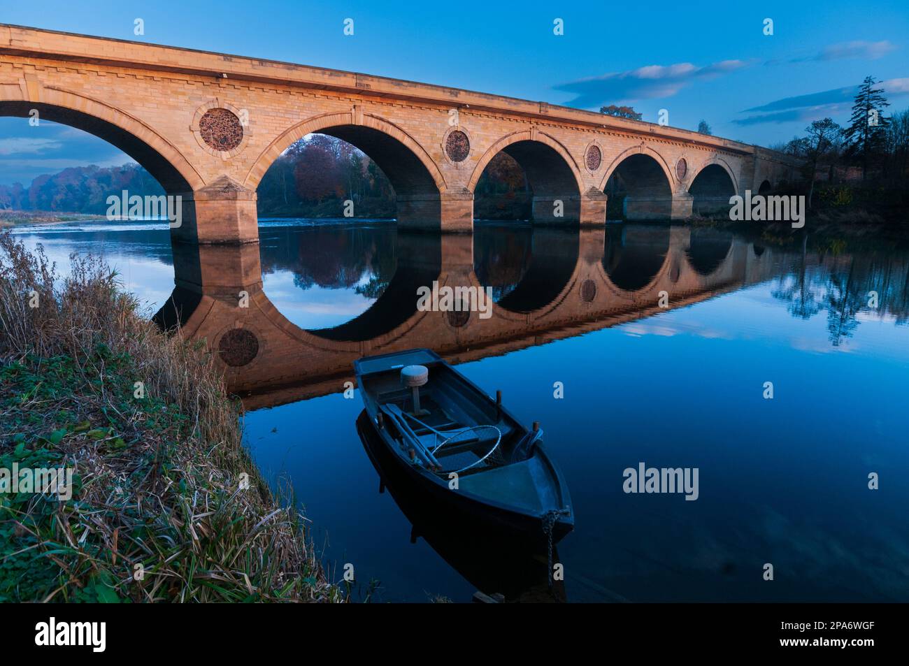 Die Coldstream Bridge, die von John Smeaton im 18. Jahrhundert entworfen wurde, ist eine von drei Brücken, die Schottland über den Fluss Tweed mit England verbinden Stockfoto