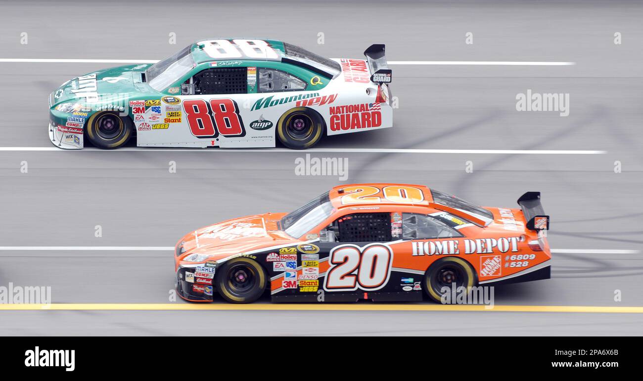 NASCAR drivers Dale Earnhardt Jr., (88) and Tony Stewart (20) race at the Aaron's 499 auto race at Talladega Superspeedway in Talladega, Ala., on Sunday, April 27, 2008. (AP Photo/Rainier Erhardt) Stockfoto