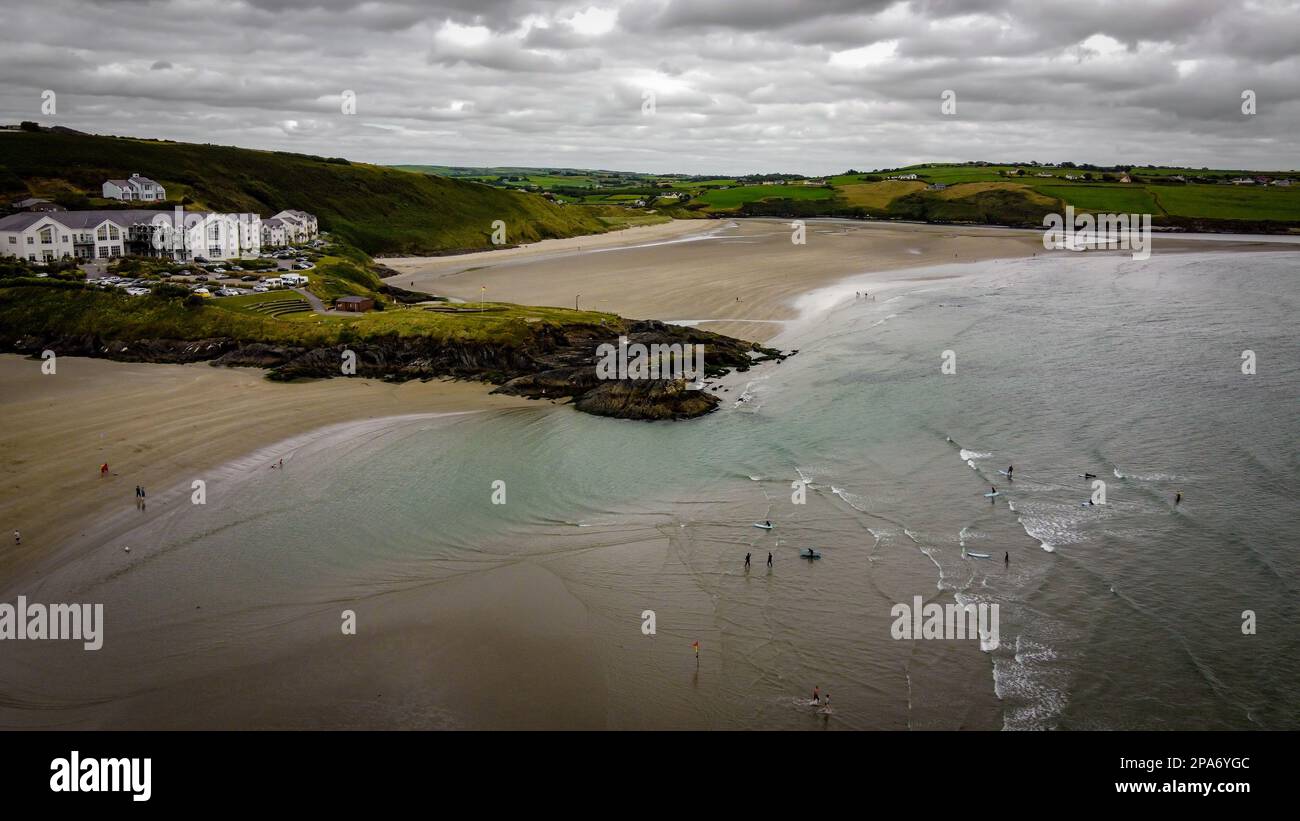 Jungfrau Maria Landzunge am Inchydoney Strand, Küste von Irland, Draufsicht. Ein beliebter irischer Strand, eine malerische Küstenklippe. Irische Natur. Stockfoto
