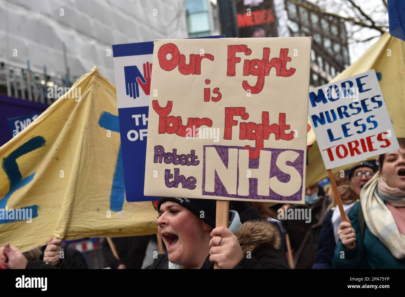 London, England, Großbritannien. 11. März 2023. Tausende marschierten im Rahmen der „SOS NHS National Rally“ gegen Privatisierung und zur Unterstützung der NHS-Arbeiter durch das Zentrum Londons. Demonstranten fordern eine Gehaltserhöhung für das Gesundheitspersonal und eine angemessene Finanzierung des NHS. (Kreditbild: © Thomas Krych/ZUMA Press Wire) NUR REDAKTIONELLE VERWENDUNG! Nicht für den kommerziellen GEBRAUCH! Stockfoto