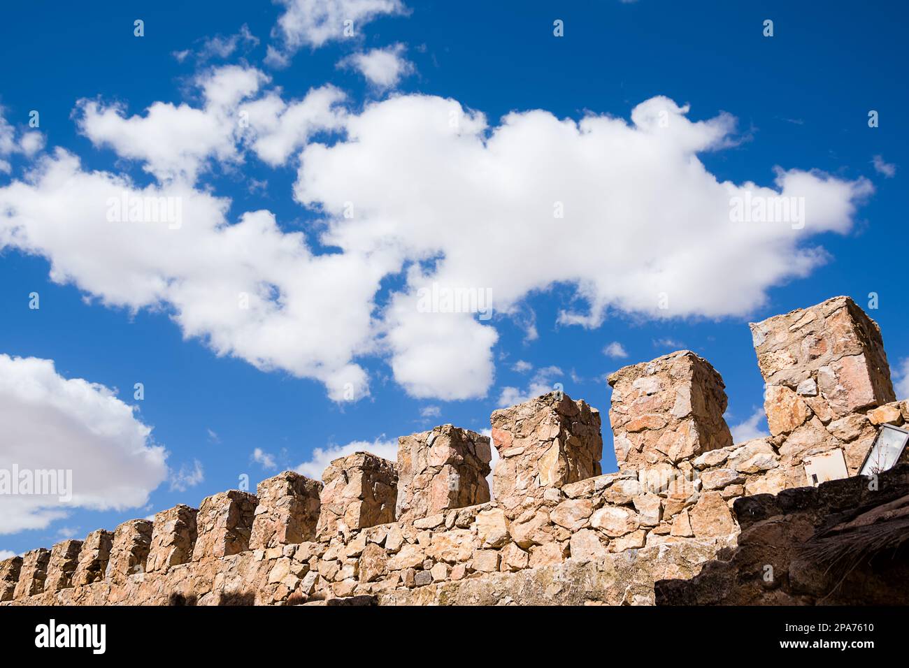 Schlacht um ein Schloss mit blauem Himmel und weißer Wolke Stockfoto