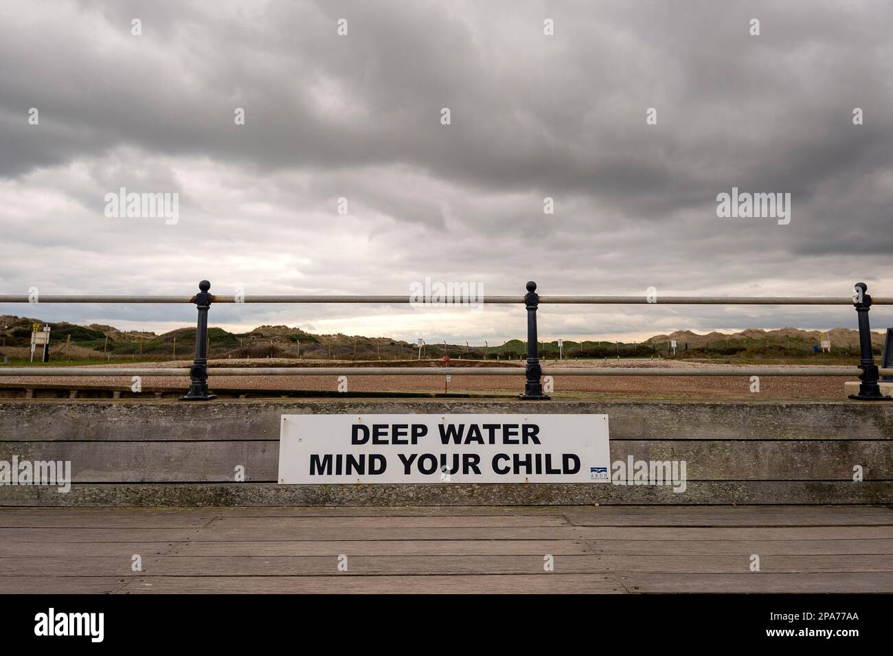 Warnschild „Deep Water Mind Your Child“ an der Küste von Littlehampton, Großbritannien Stockfoto