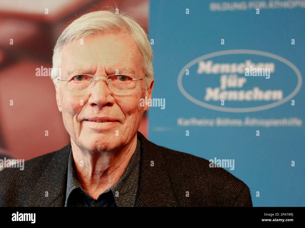 ** ARCHIV ** Der ehemalige Schauspieler Karlheinz Boehm posiert am 3. Maerz 2008 in Hamburg fuer ein Portraet. Karlheinz Boehm wuerde am liebsten in Aethiopien sterben. "Ich habe in Aethiopien meine Heimat gefunden und ich moechte am liebsten eines Tages dort in die Natur zurueckkehren, aus der ich gekommen bin", sagte der Schauspieler und Gruender der Entwicklungshilfe-Organisation "Menschen fuer Menschen" am Mittwochabend, 23. April 2008, bei einer Gala des ZDF zu seinem 80. Geburtstag. In Aethiopien heisse es "Man geht in die Natur und kehrt eines Tages dorthin zurueck." (AP Photo/Fabian Bi Stockfoto