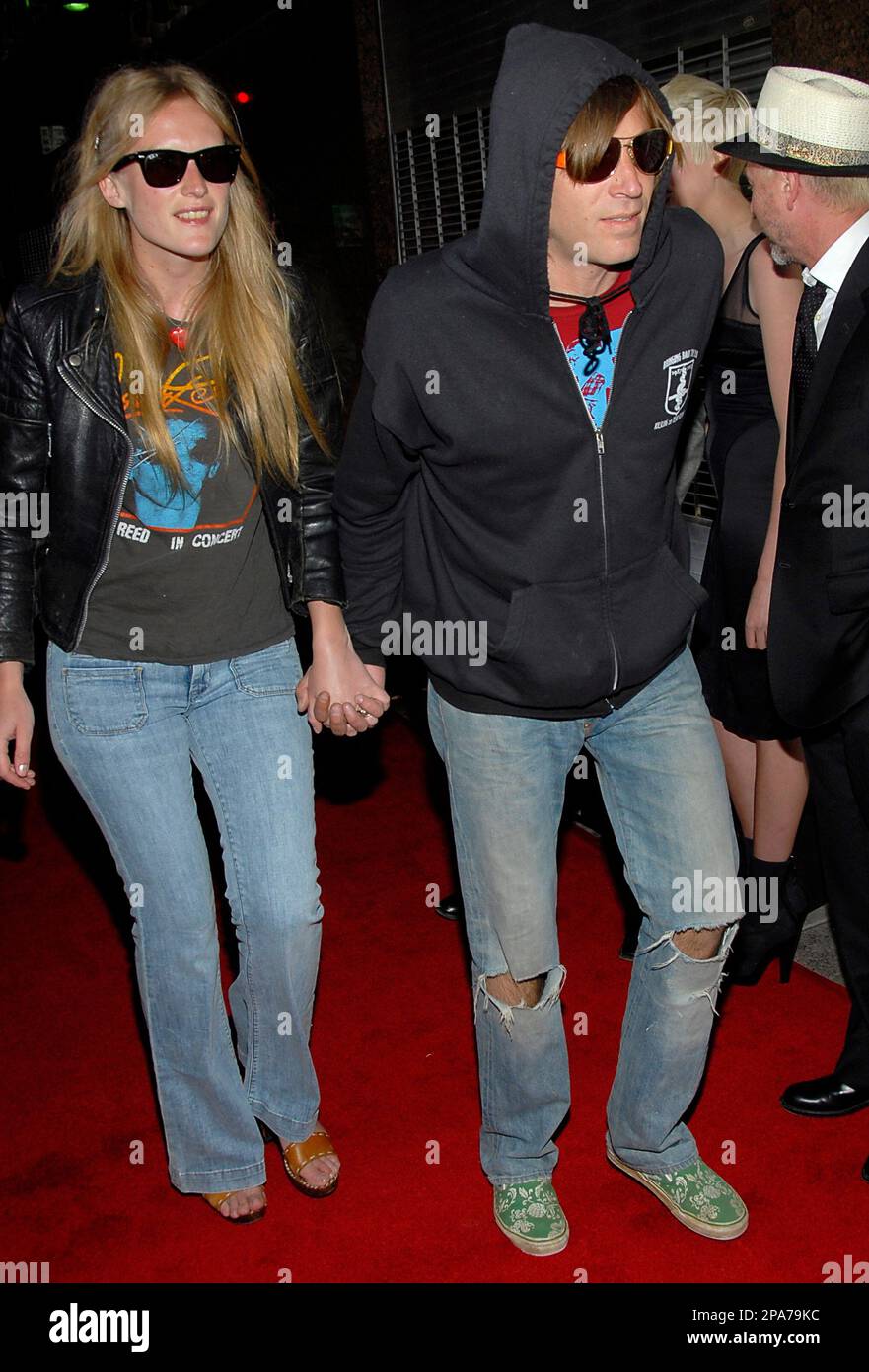Singer Evan Dando, right, and model Elizabeth Moses walk the press line at the NME Awards USA in Los Angeles on Wednesday, April 23, 2008. (AP Photo/Dan Steinberg) Stockfoto
