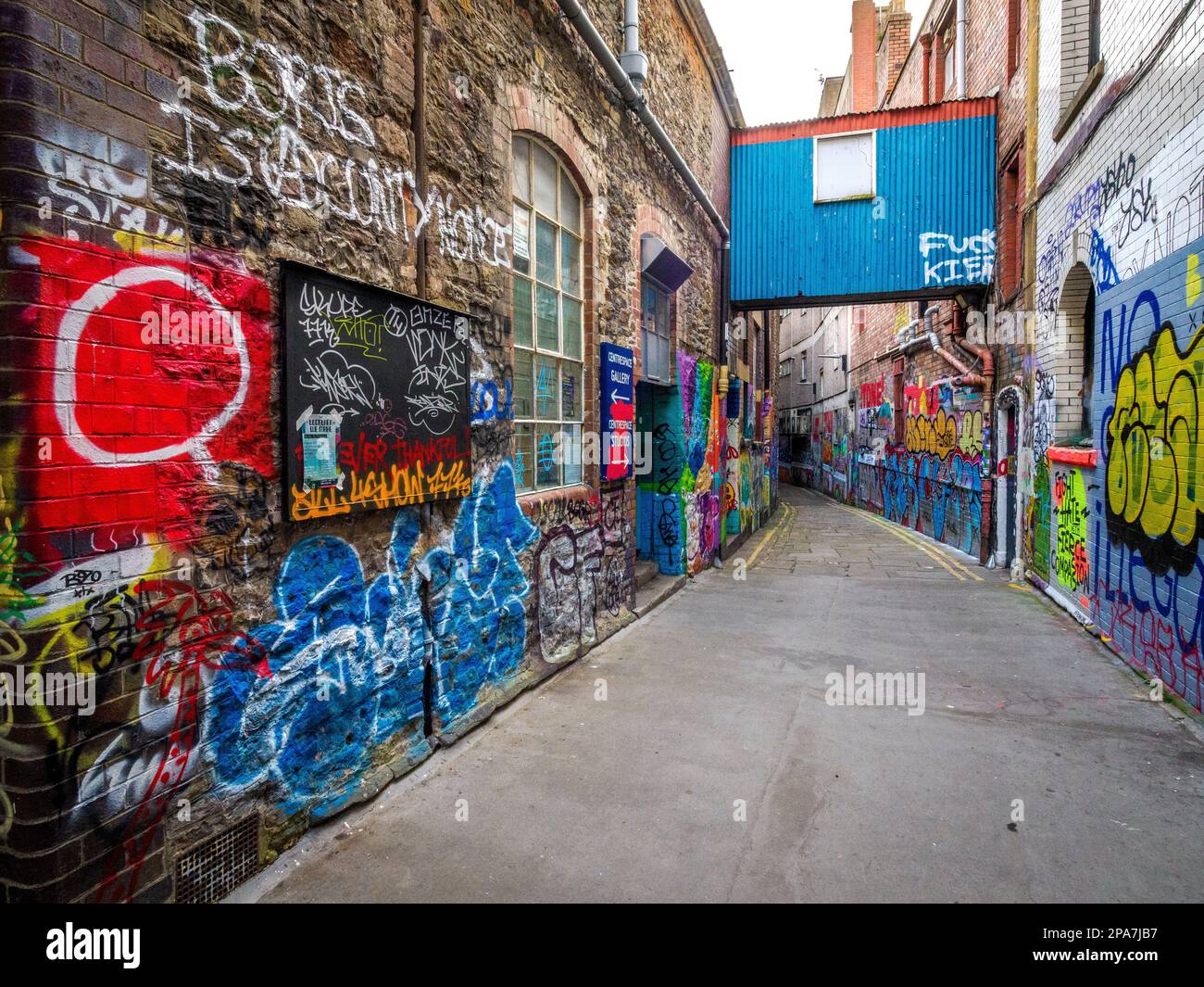Farbenfrohe, mit Graffiti bedeckte Wände einer engen Gasse in der Nähe der Corn Street in der Altstadt von Bristol UK Stockfoto