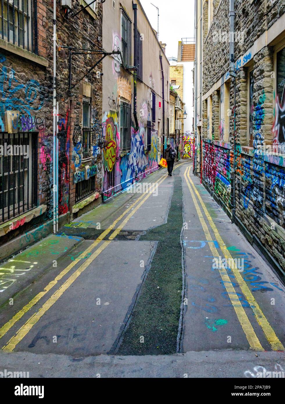 Farbenfrohe, mit Graffiti bedeckte Wände einer engen Gasse in der Nähe der Corn Street in der Altstadt von Bristol UK Stockfoto