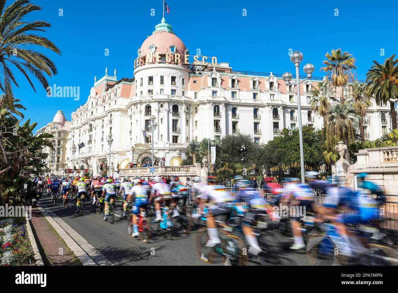 Das Reiterpaket, das in der Phase 7 der 81. Ausgabe des Achttägigen Radrennen Paris-Nizza, 142,9km von Nizza nach Col de la Couillole, Frankreich, am Samstag, den 11. März 2023 abgebildet wurde. BELGA FOTO DAVID PINTENS Stockfoto