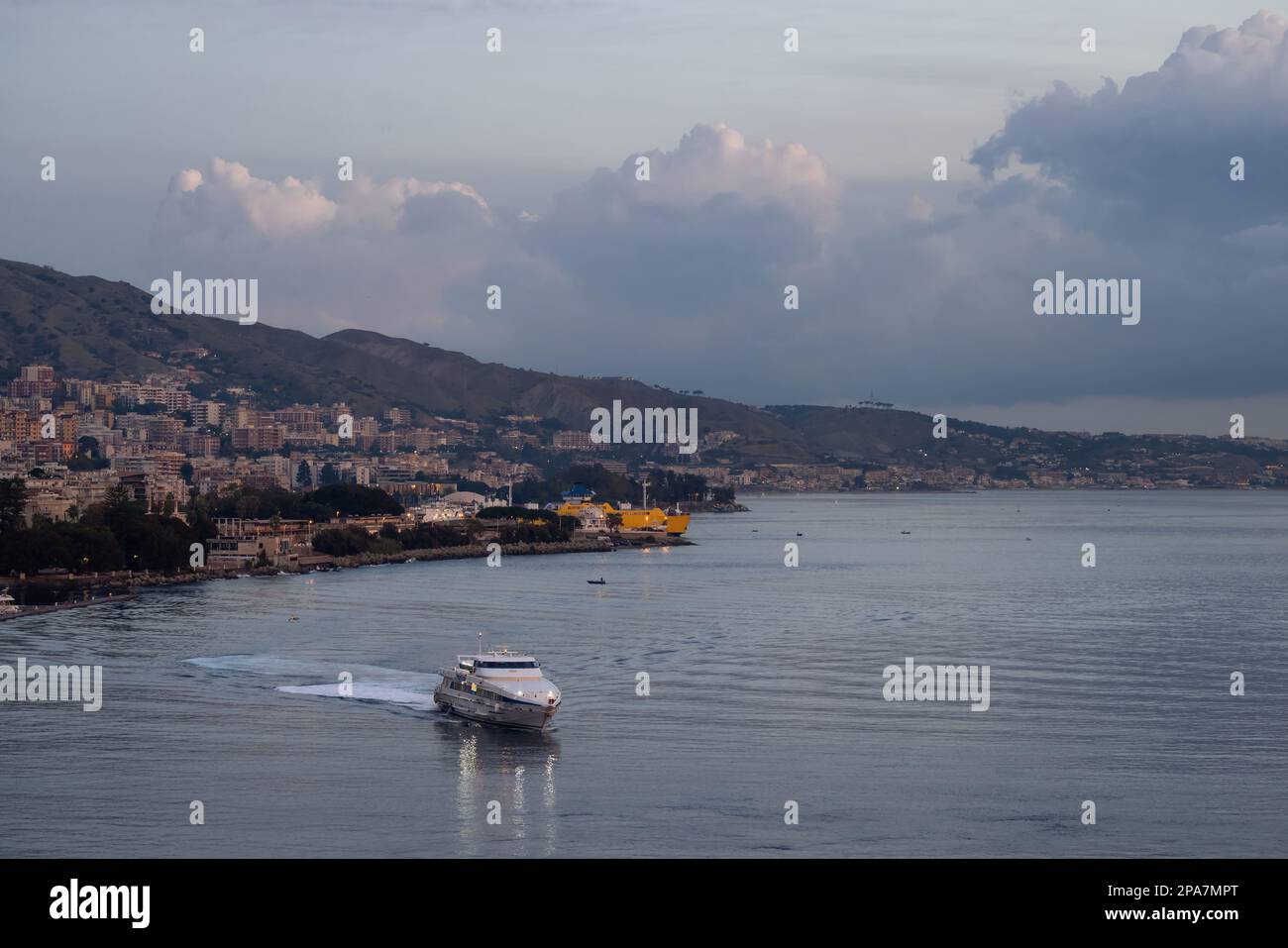 Hafen in einer touristischen Stadt Messina, Sizilien, Italien. Stockfoto