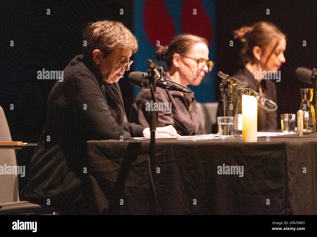 Köln, Deutschland. 11. März 2023. Die Schauspielerin Katharina Thalbach (l-r) sitzt mit ihrer Tochter Anna und ihrer Enkelin Nellie während einer Lesung im lit.Cologne auf der Bühne. "Horror, Ghosts and Spooks" mit Katharina, Anna und Nellie Thalbach. Kredit: Thomas Banneyer/dpa/Alamy Live News Stockfoto