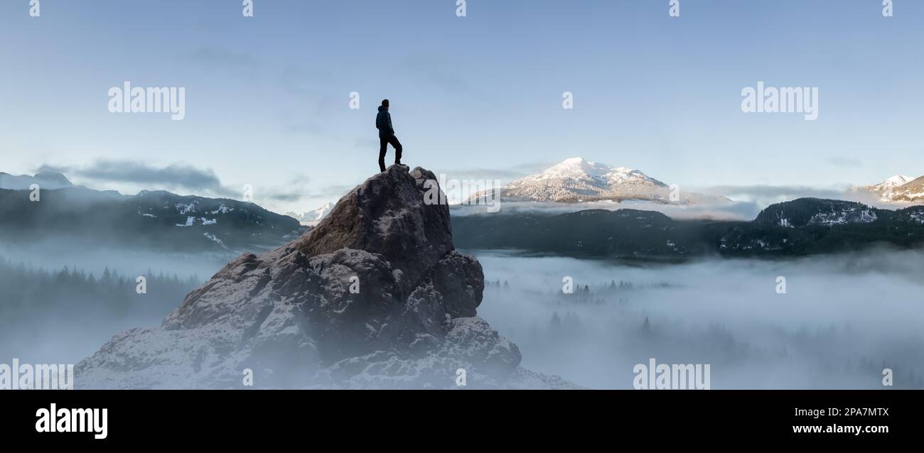 Abenteuerlustiger Hiker, der auf dem Rocky Peak steht. Abenteuer-Composite. Sonnenaufgang. Naturhintergrund Stockfoto