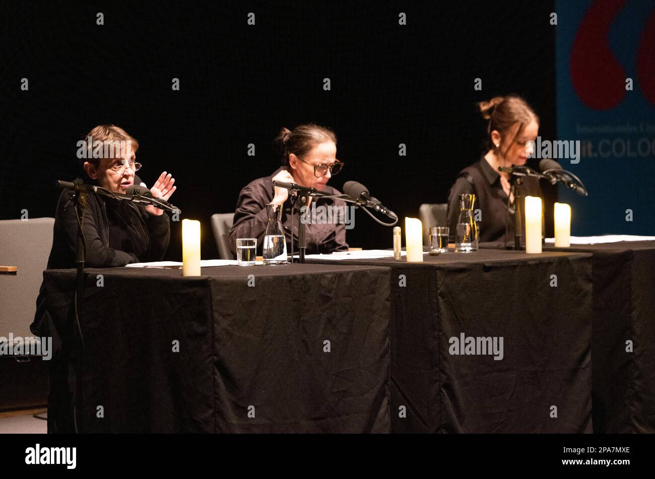 Köln, Deutschland. 11. März 2023. Die Schauspielerin Katharina Thalbach (l-r) sitzt mit ihrer Tochter Anna und ihrer Enkelin Nellie während einer Lesung im lit.Cologne auf der Bühne. "Horror, Ghosts and Spooks" mit Katharina, Anna und Nellie Thalbach. Kredit: Thomas Banneyer/dpa/Alamy Live News Stockfoto