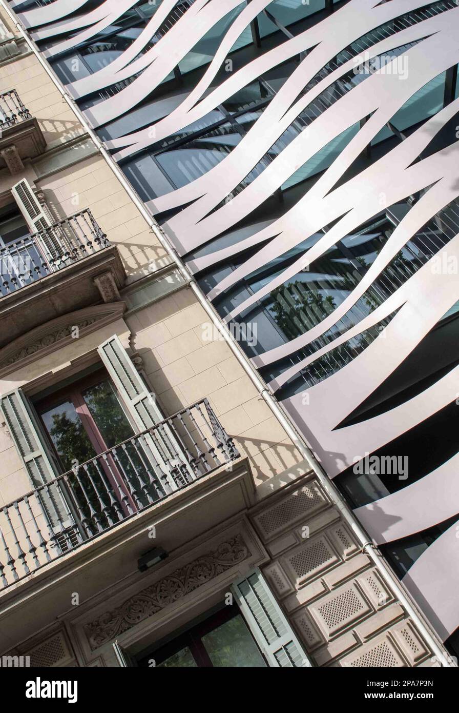 Modernes avantgardistisches Gebäude gegenüber Gaudis La Pedrera, möglicherweise luxuriöse Apartments, Suites Avenue Hotel. Es ist das Alte im Vergleich zum Neuen. Stockfoto