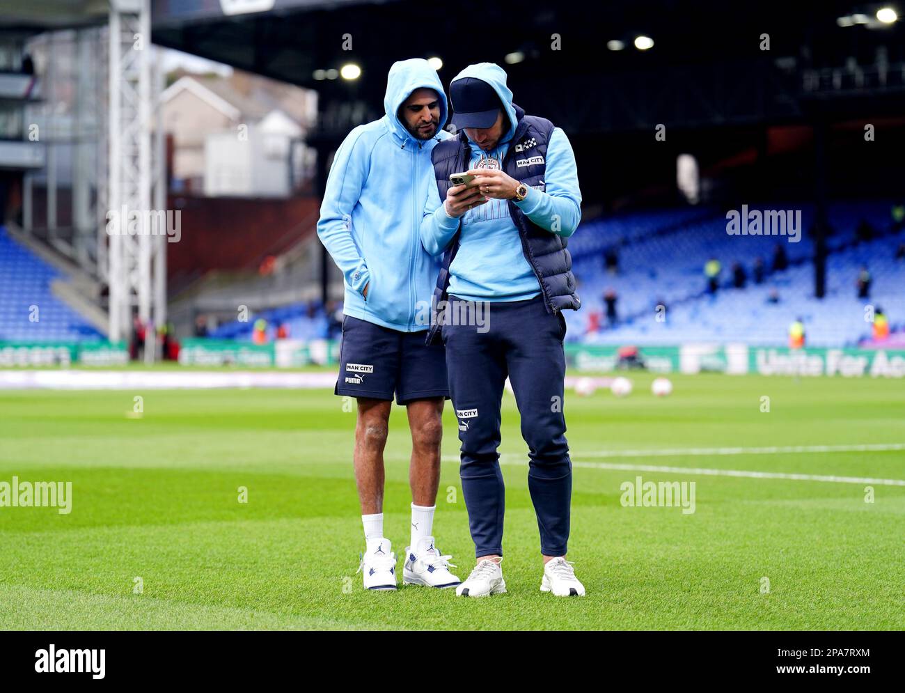 Jack Grealish von Manchester City (rechts) und Riyad Mahrez vor dem Spiel der Premier League im Selhurst Park, London. Foto: Samstag, 11. März 2023. Stockfoto